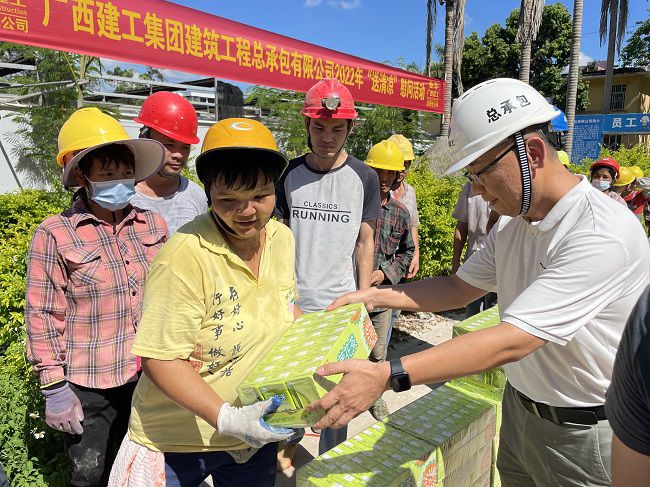 （修圖）陸烜為工人發(fā)放清涼慰問品。容芝雅 攝.jpg